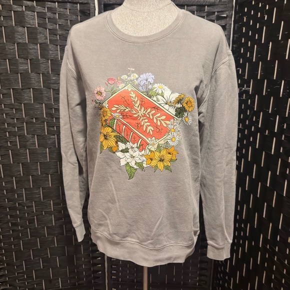 Comfort Colors Tops - Comfort colors Floral Graphic Gray Sweatshirt Sz S